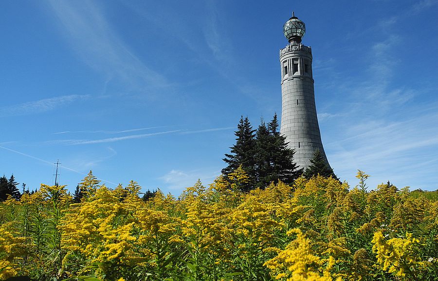 Das Veteranendenkmal am Gipfel des <i>Mount Greylock</i>, der höchsten Erhebung im US-Bundesstaat Wisconsin Veteranendenkmal