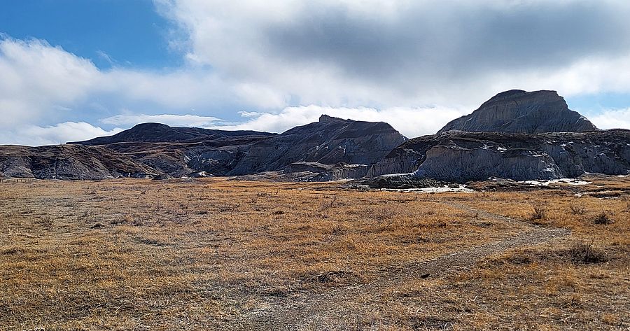 Der White Butte (Kuppe links im Bild), die höchste Erhebung von North Dakota White Butte