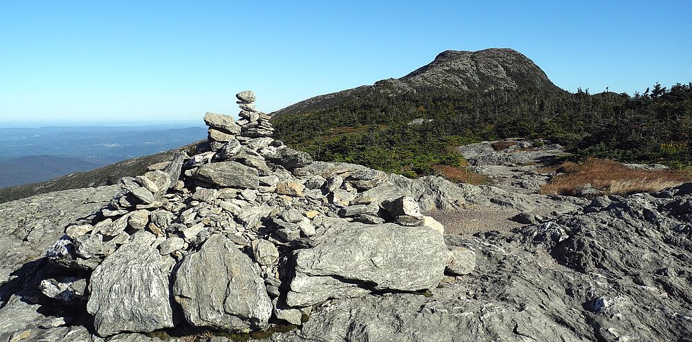 Blick zu der <i>The Chin</i> genannten höchsten Kuppe im Gipfelzug des <i>Mount Mansfield, 1340 m</i>, des höchsten Berges im US-Bundesstaat Wisconsin Mouns Mansfield